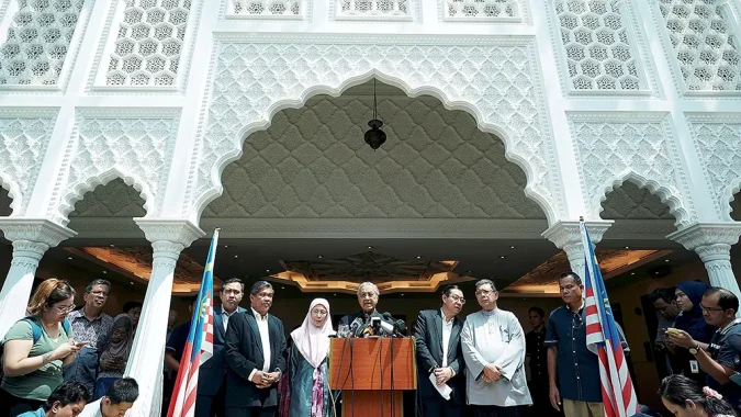 Musim Semi Melayu Oleh Luky Djani